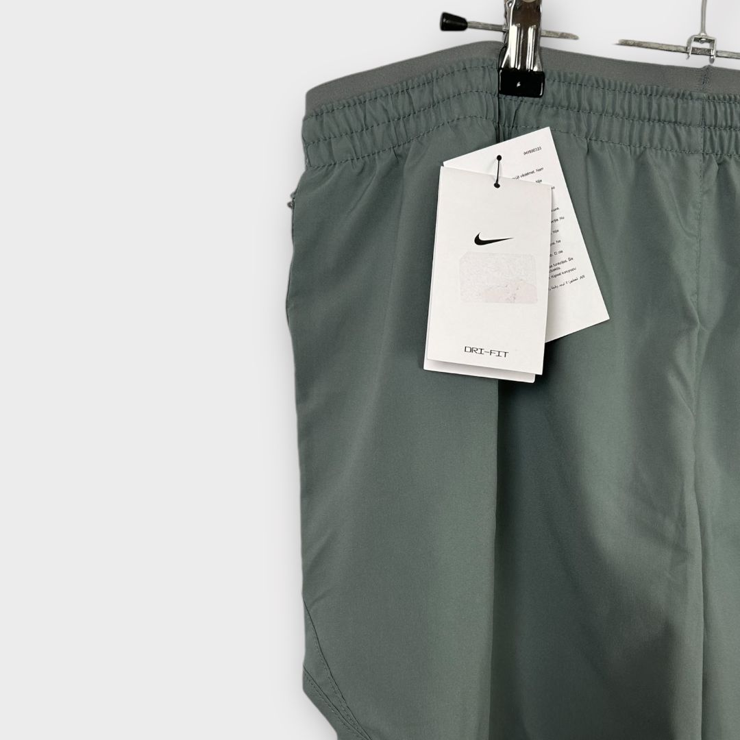 Nike Tempo Luxe Shorts - XL (20 - 22)